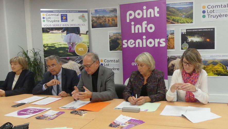 Elus et responsables lors du lancement du Point Info Seniors de la communauté de communes.