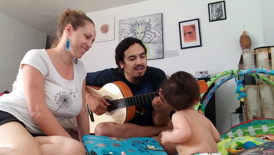 Pour Agathe, Miguel et leur petite Munay, le confinement se fait aussi en musique.