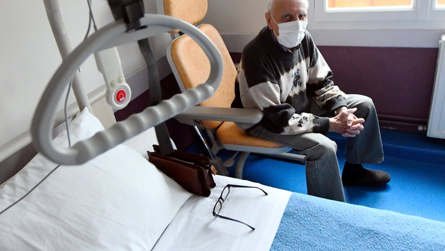 Dans sa chambre, numéro 106, Yvonnick, un Villefranchois âgé de 92 ans attend de retrouver son domicile et son épouse au plus vite. Mais après plus de trois semaines de lutte contre le virus, il se dit « totalement épuisé ».
