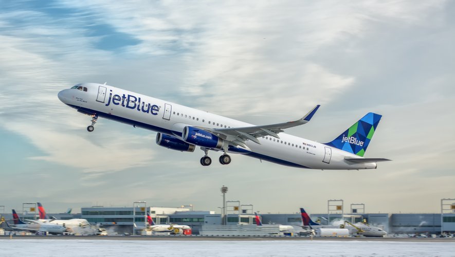 JetBlue impose les masques à bord de ses avions