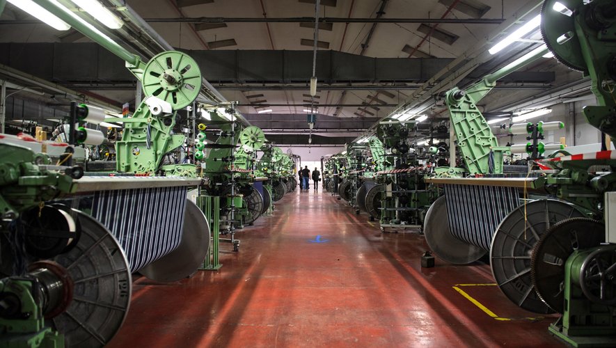 La fabrication de masques en lin permet à l'entreprise textile Emanuel Lang de Hirsingue (Haut-Rhin) de relancer la fabrication de produits dans cette matière délaissée en France depuis des décennies
