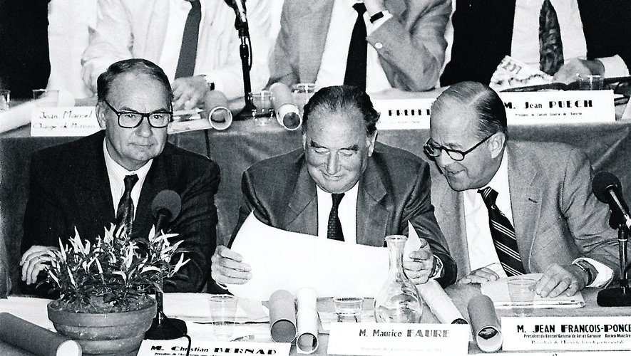 Christian Bernad, à gauche, aux côtés de M. Faure et J. François- Poncet, en 1990.