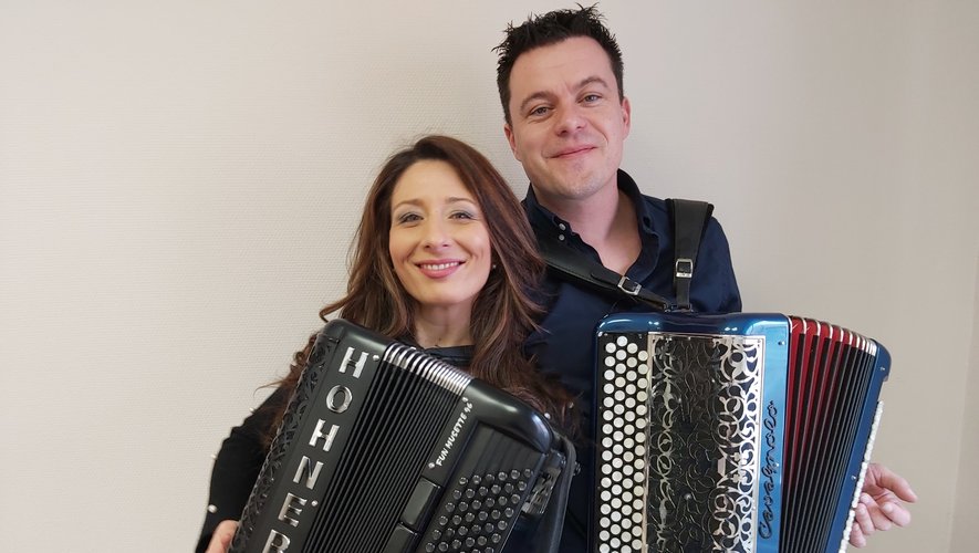 Nathalie Bernat et Matthieu Chaussalet avec leur accordéon sur France 3.