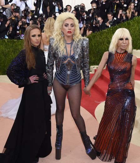 Au centre, Lady Gaga a fait sensation sur le tapis rouge du Metropolitan Museum of Art s'exhibant dans un top type corset avec un blazer et en guise de bas un simple collant résille. New York, le 2 mai 2016.