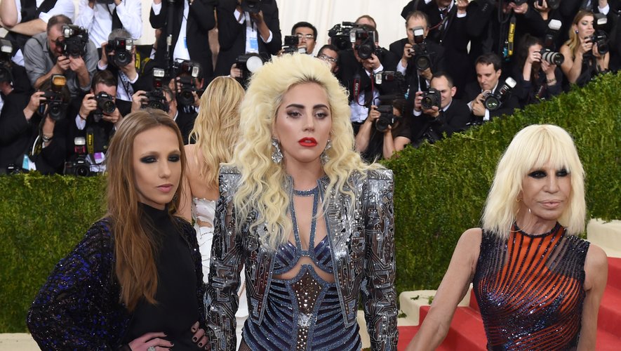Au centre, Lady Gaga a fait sensation sur le tapis rouge du Metropolitan Museum of Art s'exhibant dans un top type corset avec un blazer et en guise de bas un simple collant résille. New York, le 2 mai 2016.
