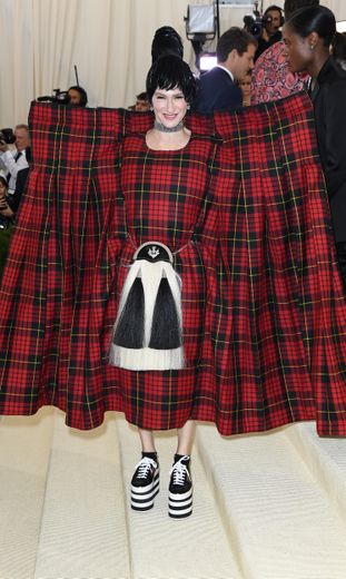Le trompe l'oeil est également de mise pour Julie Macklowe dont on distingue à peine la silhouette dans cette tenue imprimé tartan. New York, le 1er mai 2017.