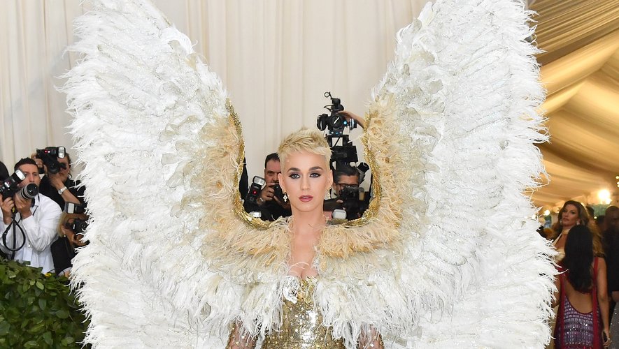 Katy Perry et le Met Gala, c'est une grande histoire... Comme le montre cette tenue couleur or Atelier Versace agrémentée d'ailes surdimensionnées. New York, le 7 mai 2018.