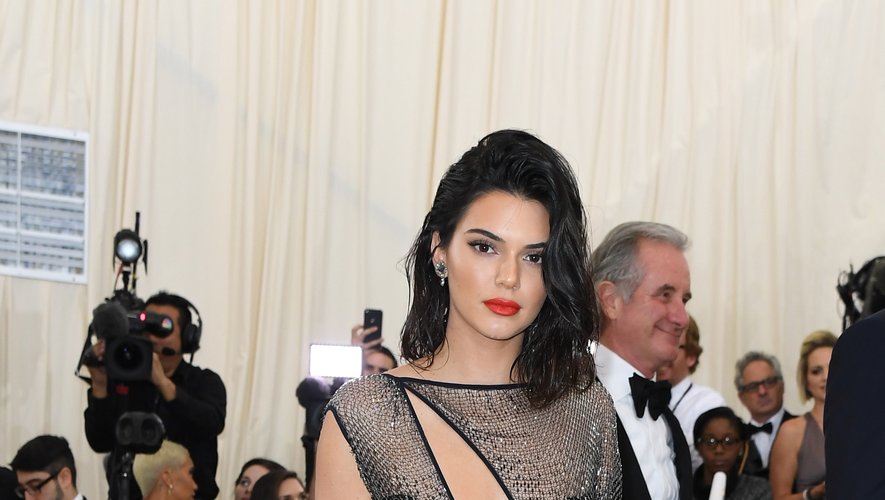 L'audacieuse Kendall Jenner n'a pas hésité à fouler le tapis rouge le plus en vue de New York dans une robe semi-transparente rehaussée d'une multitude de sequins signée La Perla. New York, le 1er mai 2017.