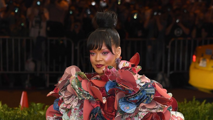 Rihanna se démarque dans cette robe en 3D constituée de pièces de tissus diverses et variées signée Comme des Garçons. New York, le 1er mai 2017.
