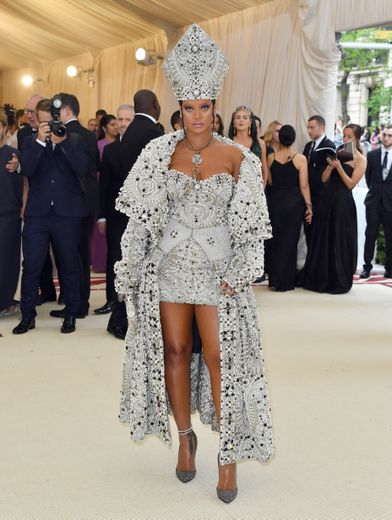 Rihanna, encore et toujours. La chanteuse a foulé le tapis rouge dans une somptueuse tenue Maison Margiela qui évoque un habit ecclésiastique. New York, le 7 mai 2018.