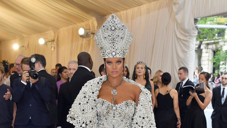 Rihanna, encore et toujours. La chanteuse a foulé le tapis rouge dans une somptueuse tenue Maison Margiela qui évoque un habit ecclésiastique. New York, le 7 mai 2018.