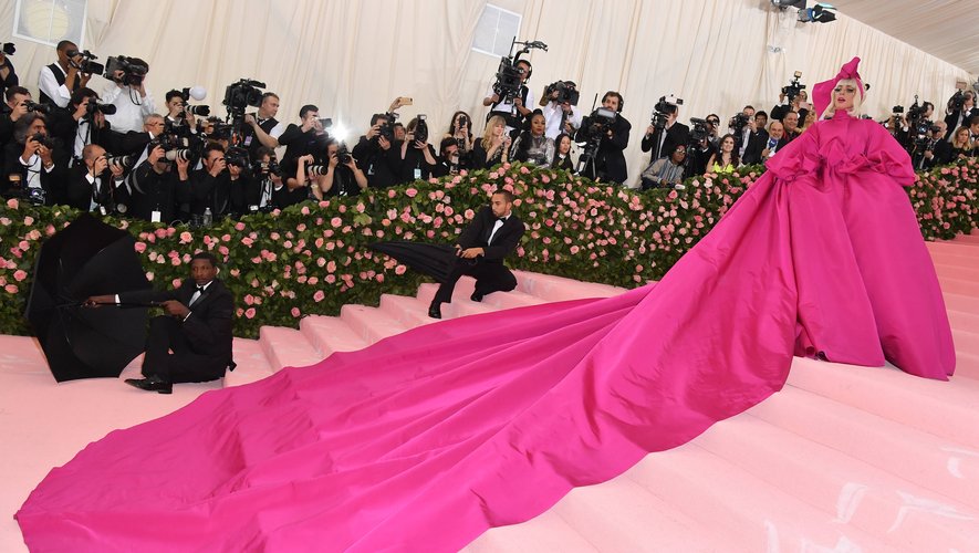 C'est dans une tenue rose fuchsia impressionnante créée par Brandon Maxwell que Lady Gaga a fait son entrée sur le tapis rouge, avant de faire le show et de finir en sous-vêtements ornés de cristaux. New York, le 6 mai 2019.