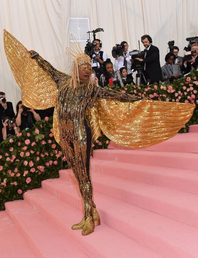 Billy Porter s'est largement démarqué dans cette tenue aux ailes d'or et cette coiffe inspirée de l'Egypte signées The Blonds. New York, le 6 mai 2019.