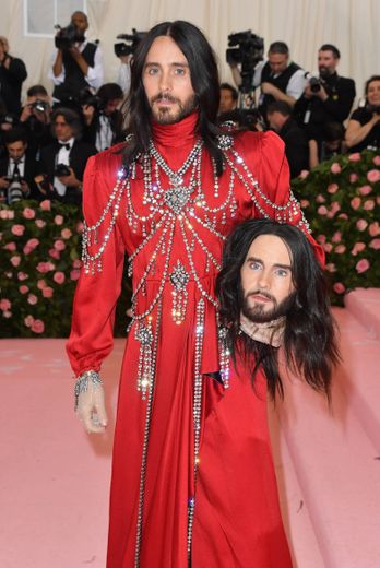 Jared Leto s'est inspiré d'un défilé de Gucci pour cette tenue, d'ailleurs signée de la maison italienne. Il porte dans sa main une réplique de sa propre tête... New York, le 6 mai 2019.