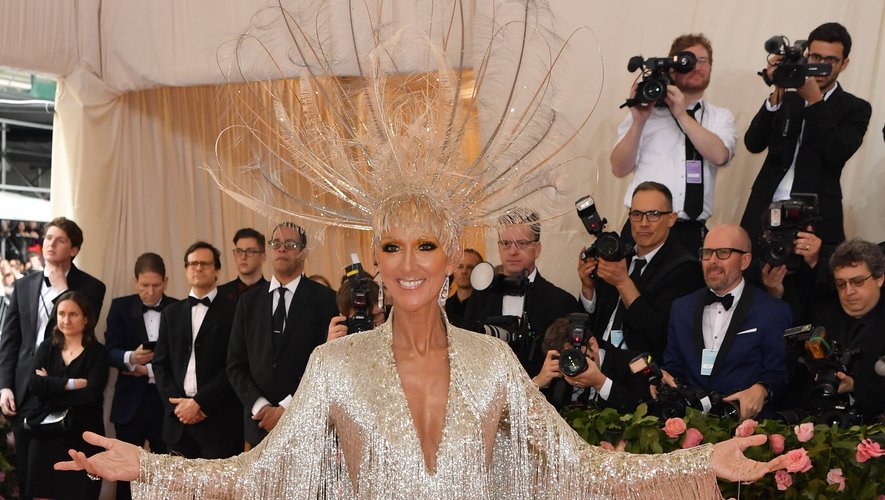 Céline Dion a ébloui les photographes sur les tapis rouge dans cette robe entièrement constituée de franges signée Oscar de la Renta et cette coiffe impressionnante. New York, le 6 mai 2019.