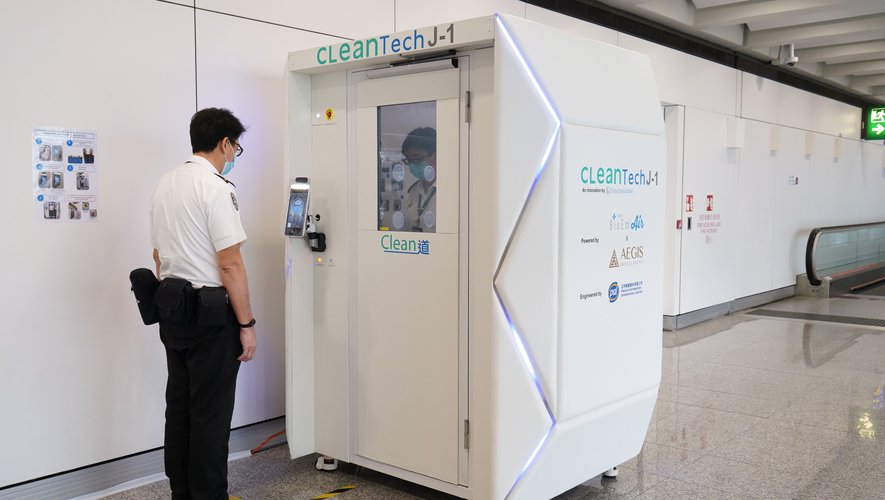 Une cabine désinfectante contre le coronavirus à l'aéroport international de Hong Kong