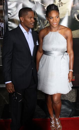 Au côté de Jamie Foxx, Serena Williams s'exhibe dans une robe épurée d'un blanc immaculé, soulignée d'une ceinture argentée, pour la première du film "The Kingdom". Los Angeles, le 17 septembre 2007.