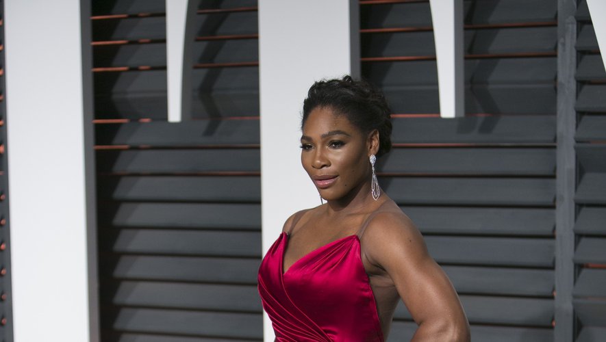 Serena Williams a fait tourner les têtes dans cette somptueuse robe fendue, d'un glamour extrême, lors de la soirée Vanity Fair organisée en marge des Oscars. Beverly Hills, le 22 février 2015.