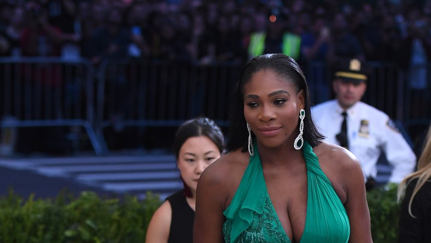 Pour le Met Gala 2017, Serena Williams a fait le choix d'une longue robe vaporeuse d'un vert émeraude qui lui allait à merveille. New York, le 1er mai 2017.