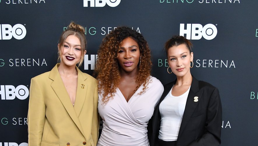 Très naturelle, Serena Williams est éblouissante aux côtés de Gigi et Bella Hadid pour la première de "Being Serena". Elle porte une robe coeur croisé d'un blanc immaculé assortie à des sandales à talon vertigineux. New York, le 25 avril 2018.