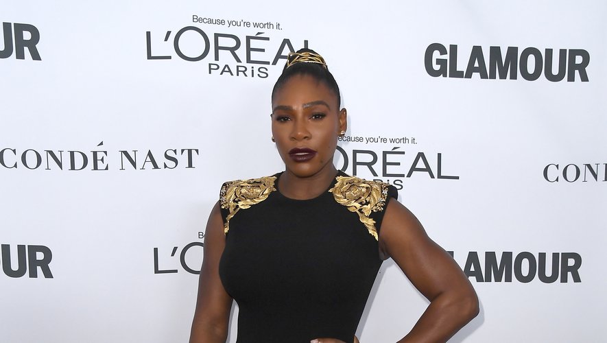 Le charisme et la détermination de Serena Williams se dégagent à travers ce look : une robe courte décorée de motifs dorés qu'elle associe à un chignon haut. New York, le 13 novembre 2017.