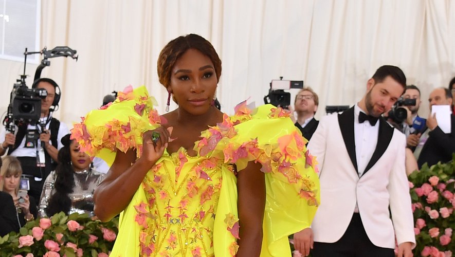 Lors du dernier Met Gala, Serena Williams a opté pour une tenue en totale adéquation avec sa personnalité : glamour avec cette touche sportive que l'on trouve dans ses sneakers Nike. New York, le 6 mai 2019.