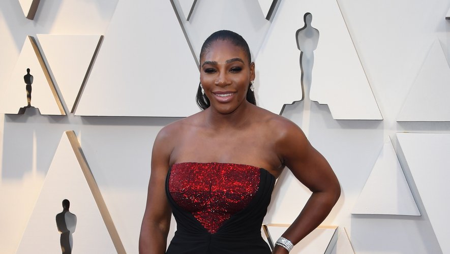 Toujours plus glamour, Serena Williams foule le tapis rouge dans un fourreau noir rehaussé de rouge brillant au niveau de la poitrine pour assister à la cérémonie des Oscars. Hollywood, le 24 février 2019.