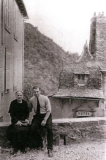 Jean Moulin et sa mère à Conques. (Collection Escofier)