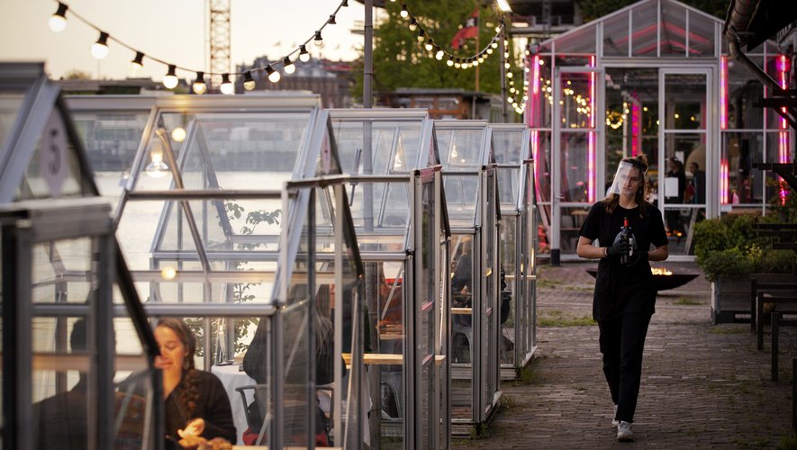 un centre culturel d'Amsterdam a eu l'idée d'utiliser de petites serres, habituellement consacrées à des projets artistiques, pour offrir aux futurs clients de son restaurant un coin repas privé.