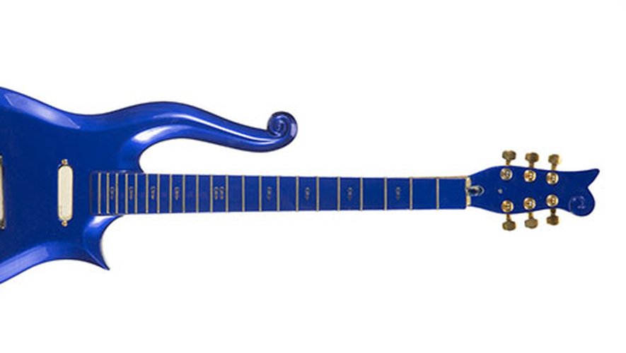 Une guitare Cloud bleu électrique faite sur mesure pour Prince sera mise en vente en juin.