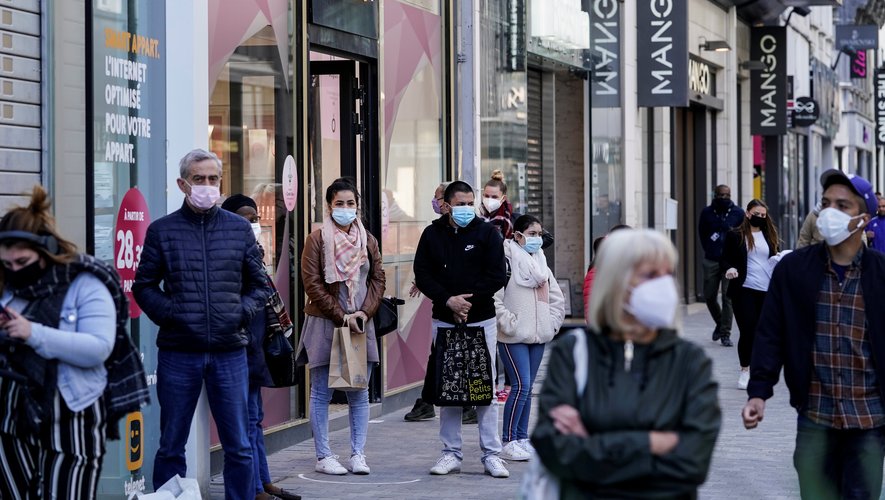Dès 9h00 locales (07h00 GMT) des files d'attente se sont formées devant plusieurs enseignes de vêtements et d'articles sportifs de la Rue Neuve, grande artère commerçante du centre-ville de Bruxelles
