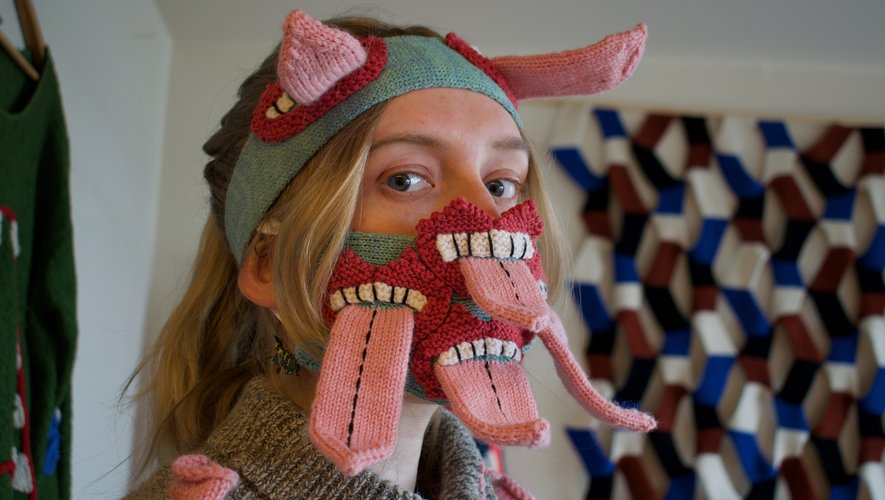 "L'idée c'était que ces masques soient effrayants pour coller à la règle de distanciation sociale", explique tout sourire Ýr Jóhannsdóttir.