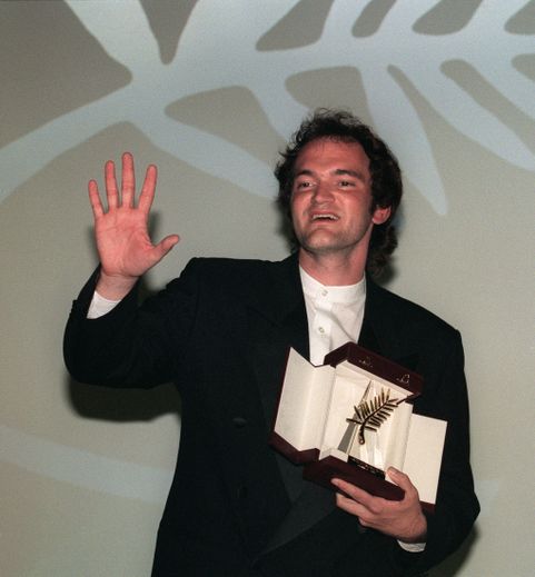 Quentin Tarantino répond à une détractrice par un doigt d'honneur lors de sa victoire avec "Pulp Fiction" en 1994.