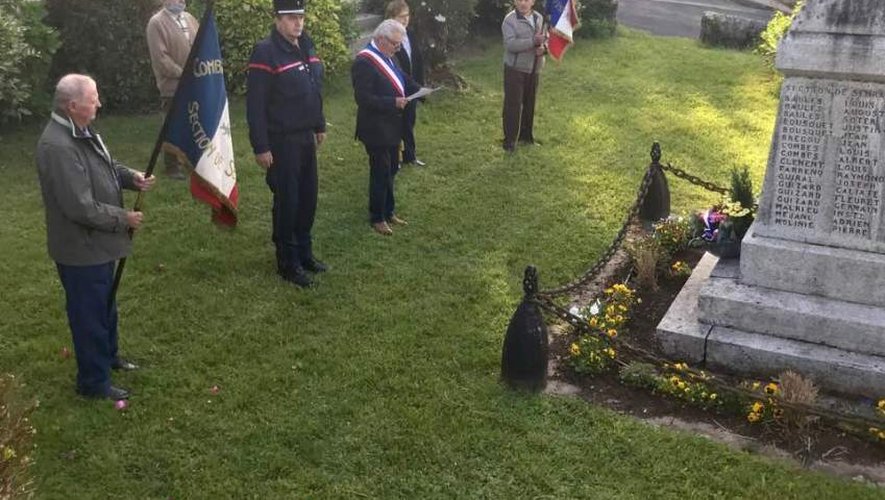 Cérémonie devant le monument aux morts de Sébrazac.