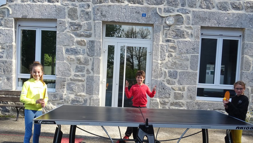 Ping-pong au soleil dans la cour