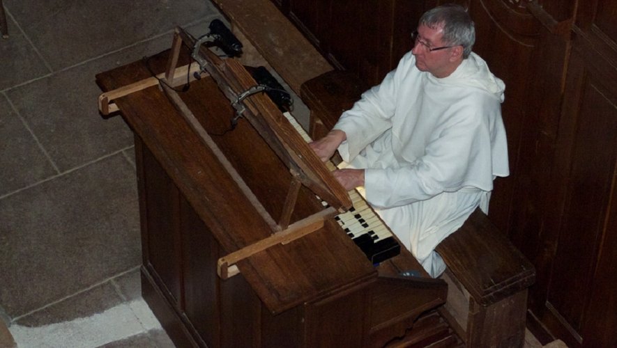 Frère Jean-Daniel à l’orgue dans l’abbatiale Sainte Foy.