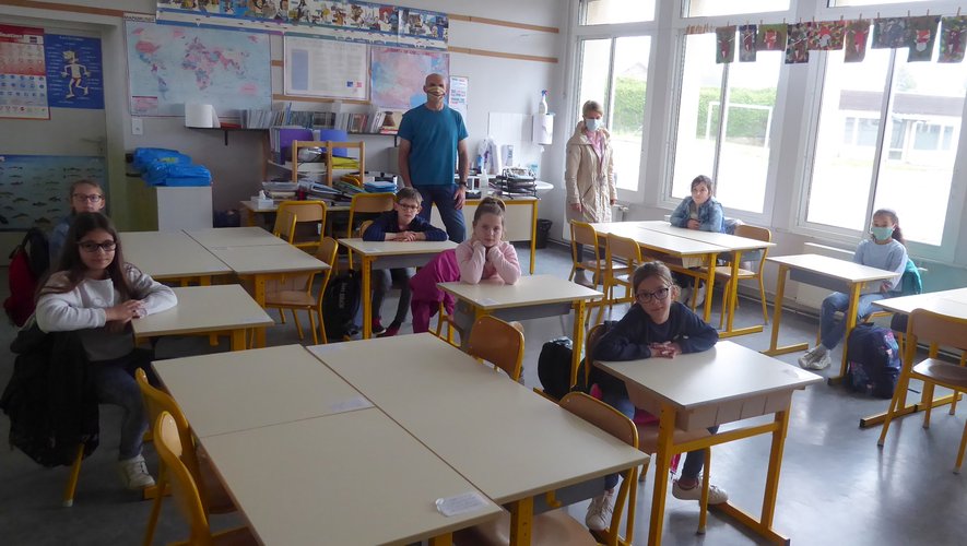 La classe de Franck Rudelle, mardi dernier avec huit élèves, lors de la reprise des cours, en présence de la directrice de l’école Jean-Boudou, Karine Souchard.