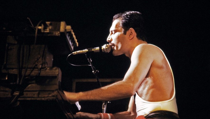 Freddie Mercury, chanteur du groupe Queen, au palais omnisports de Paris Bercy le 18 septembre 1984.