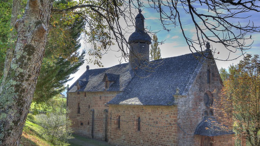La chapelle de Foncourrieu est posée au flanc d'un coteau verdoyant