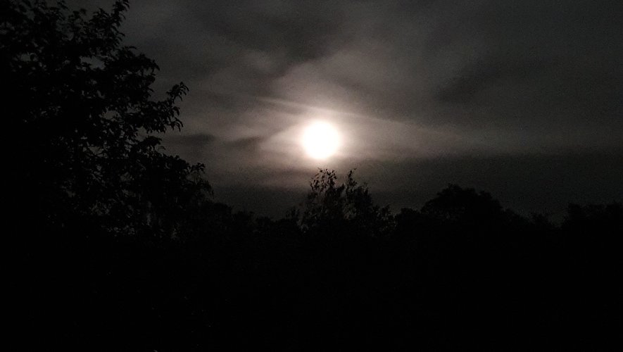 Une super lune cachée par les nuages