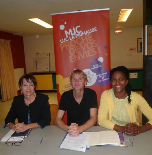 Le directeur de la MJC, Rémi Planchenault entouré de Caline Nzietchueng-Pellicier et Myriam Bros-Clergue,respectivement présidente et vice-présidente.