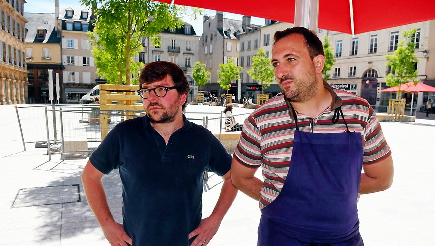 À Rodez, sur la flambant neuve place de la Cité (ici le « Grand café) tout comme à Bozouls au « Café de la terrasse », on attend impatiemment les premiers clients sur la terrasse…