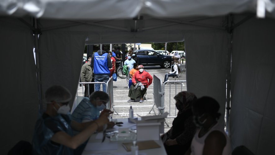 Un centre de dépistage mobile a été mis en place vendredi à Clichy-sous-Bois (Seine-Saint-Denis) pour permettre aux habitants de se faire tester gratuitement et sans rendez-vous