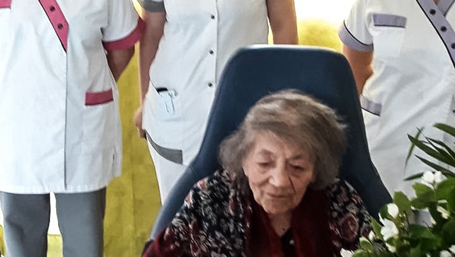 Éva souffle la bougie de ses 105 ans.