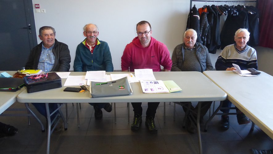 Les membres du bureau autour de Cédric Albinet, adjoint au maire, lors de l’assemblée générale de Variétés Locales 12.