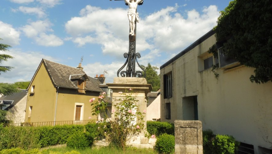 La croix de la place Saint-Georges, plus grande croix de la paroisse