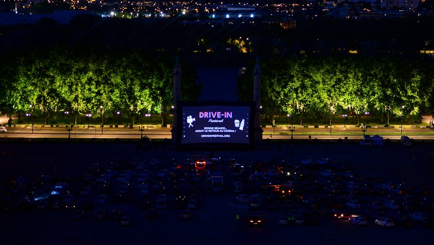 Le Drive-In Festival, qui voulait transformer plusieurs villes de France en cinéma à ciel ouvert, s'arrête après une seule expérience, à Bordeaux, en raison de la réouverture prochaine des salles