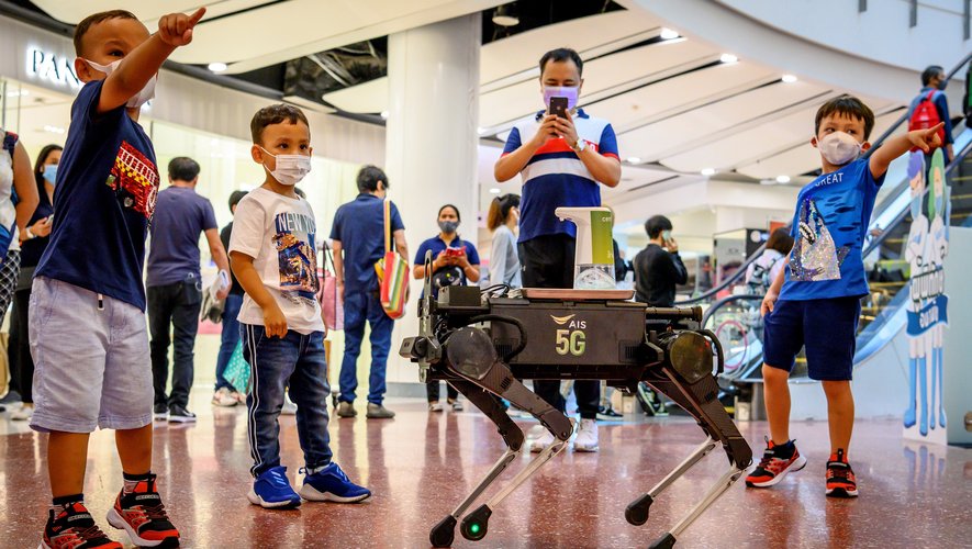 Imitant les attitudes d'un petit chien fou, la bête mécanique parcourt Central World, l'un des centres commerciaux les plus populaires de la mégapole