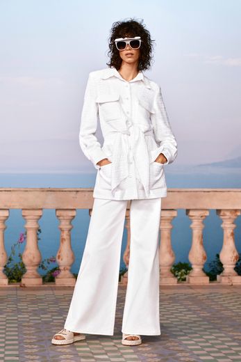 Le blanc s'impose en total look dans la collection Croisière 2020-2021 de Chanel.