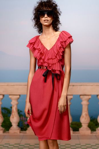 Les robes fluides de la collection Croisière de Chanel offrent liberté et mouvement à la silhouette.